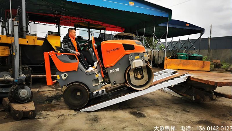 潜江“铝”行安全,稳收每一粒——收割机铝合金爬梯安全使用全攻略